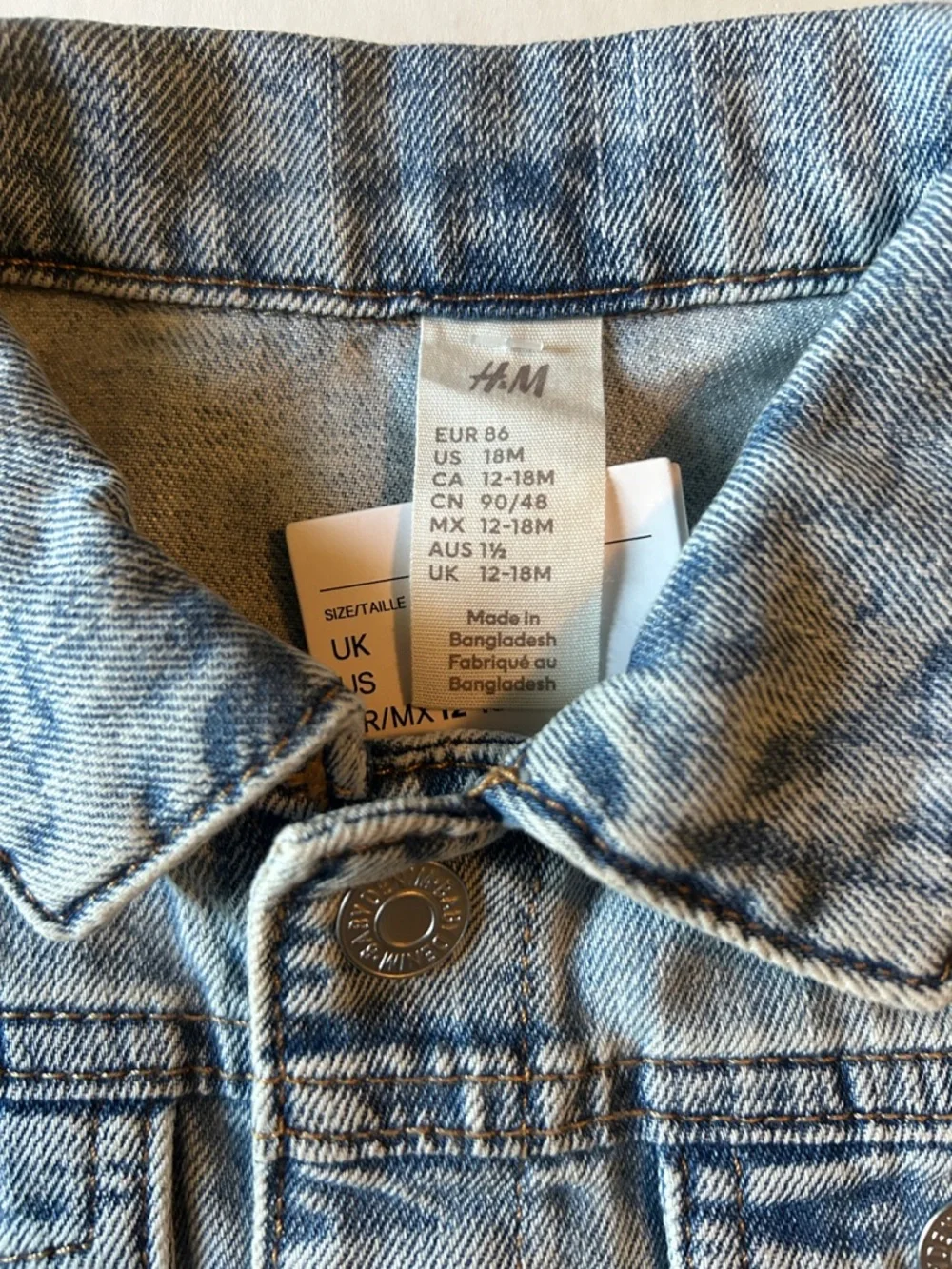 H & M Classic Lt Blue Denim Silver Snap Close Fold Collar Trucker Jean Jacket